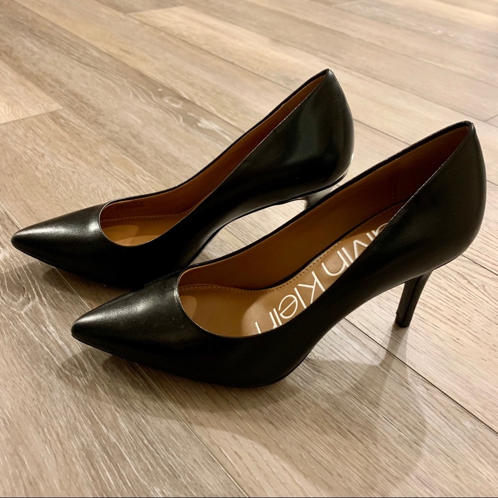 CALVIN KLEIN Gayle Pumps